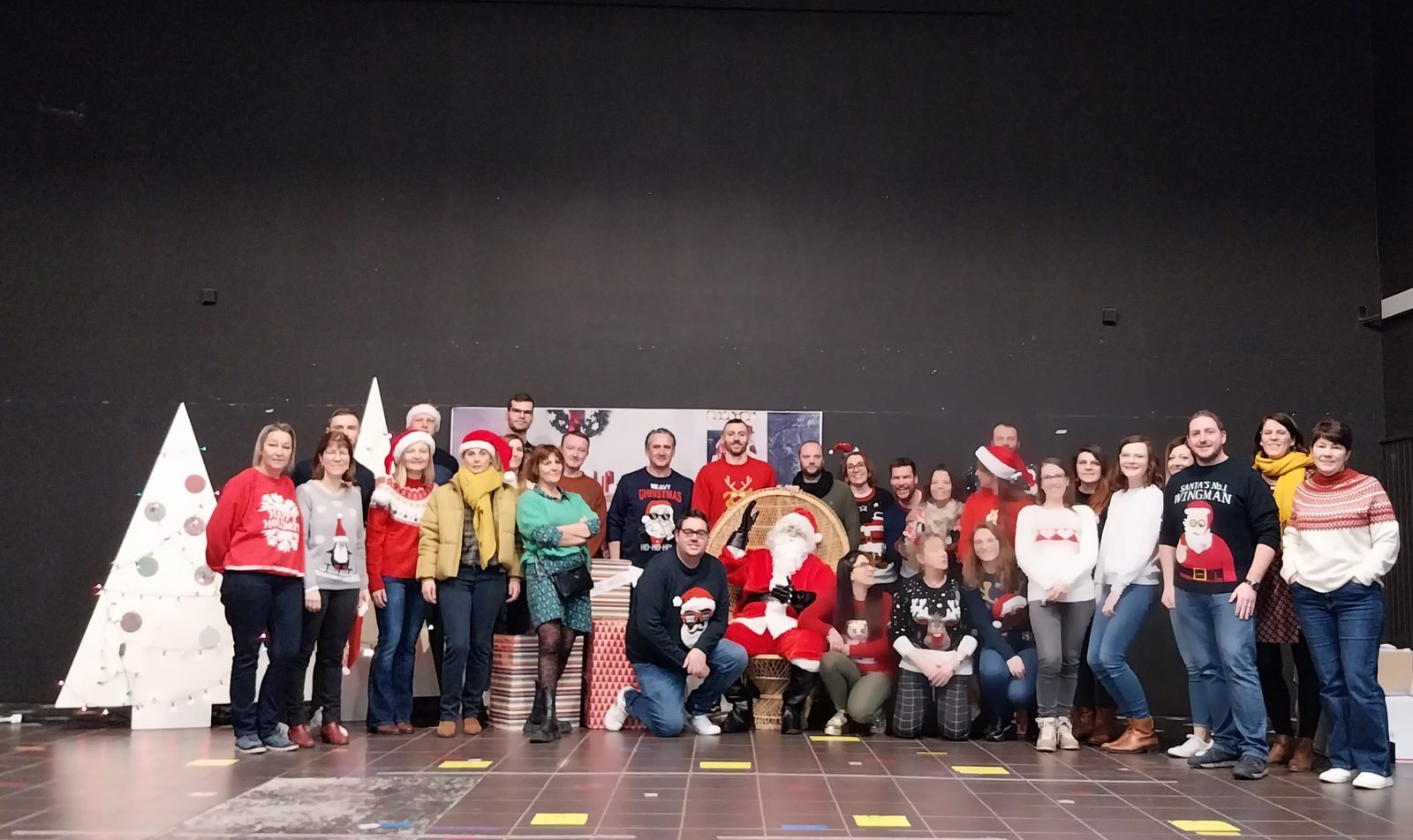 L'équipe de l'école réunie lors de la fête de fin d'année